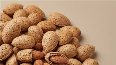 أطعمة تمنع انسداد الشرايين والجلطات.. الرمان أبرزها