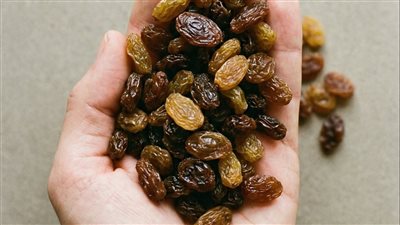 أقوى من مكملات الحديد 5 اسرار لتناول الزبيب على الريق